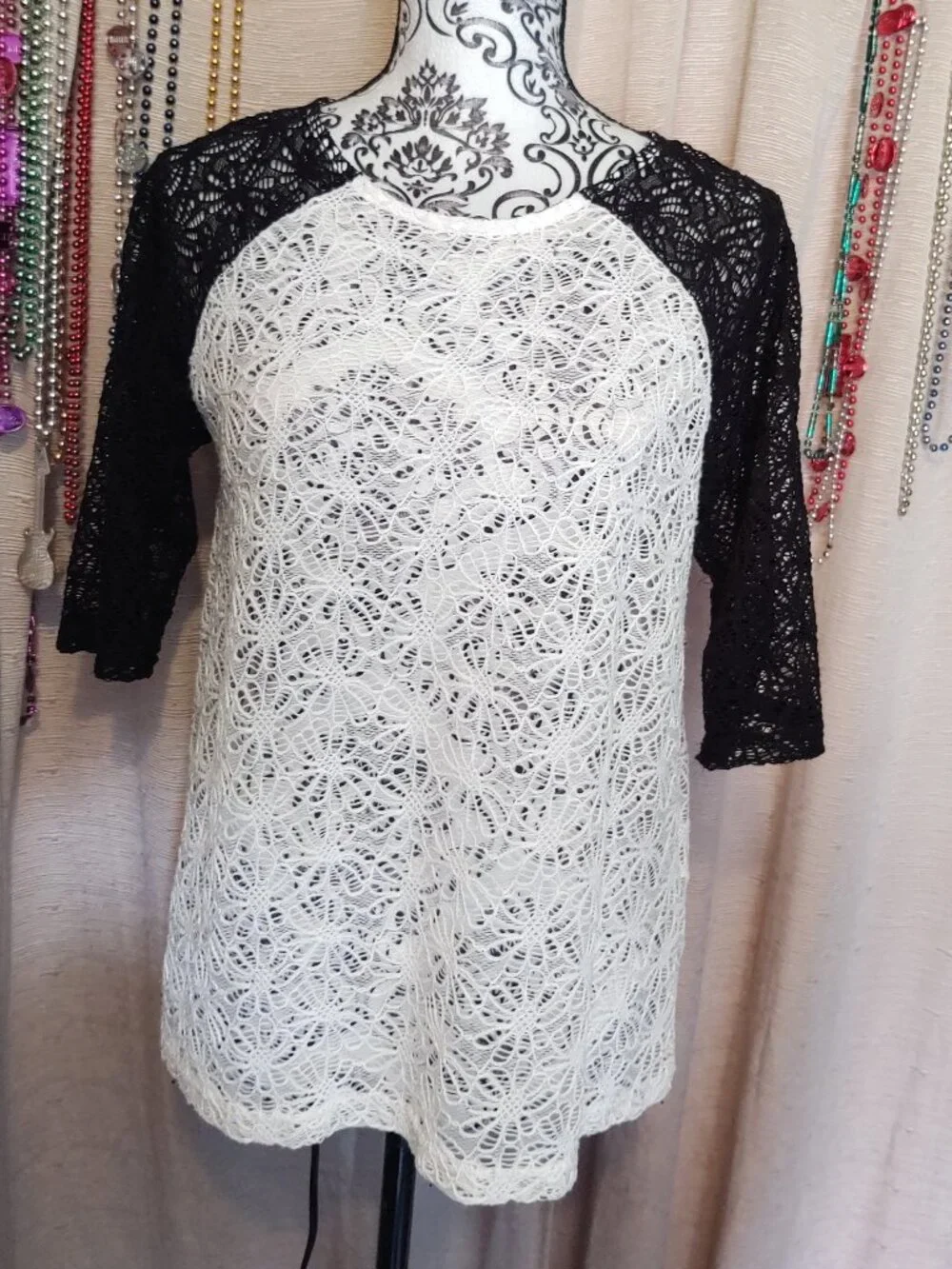 MINKPINK Black & White Daisy Lace Baseball TeeTop Large